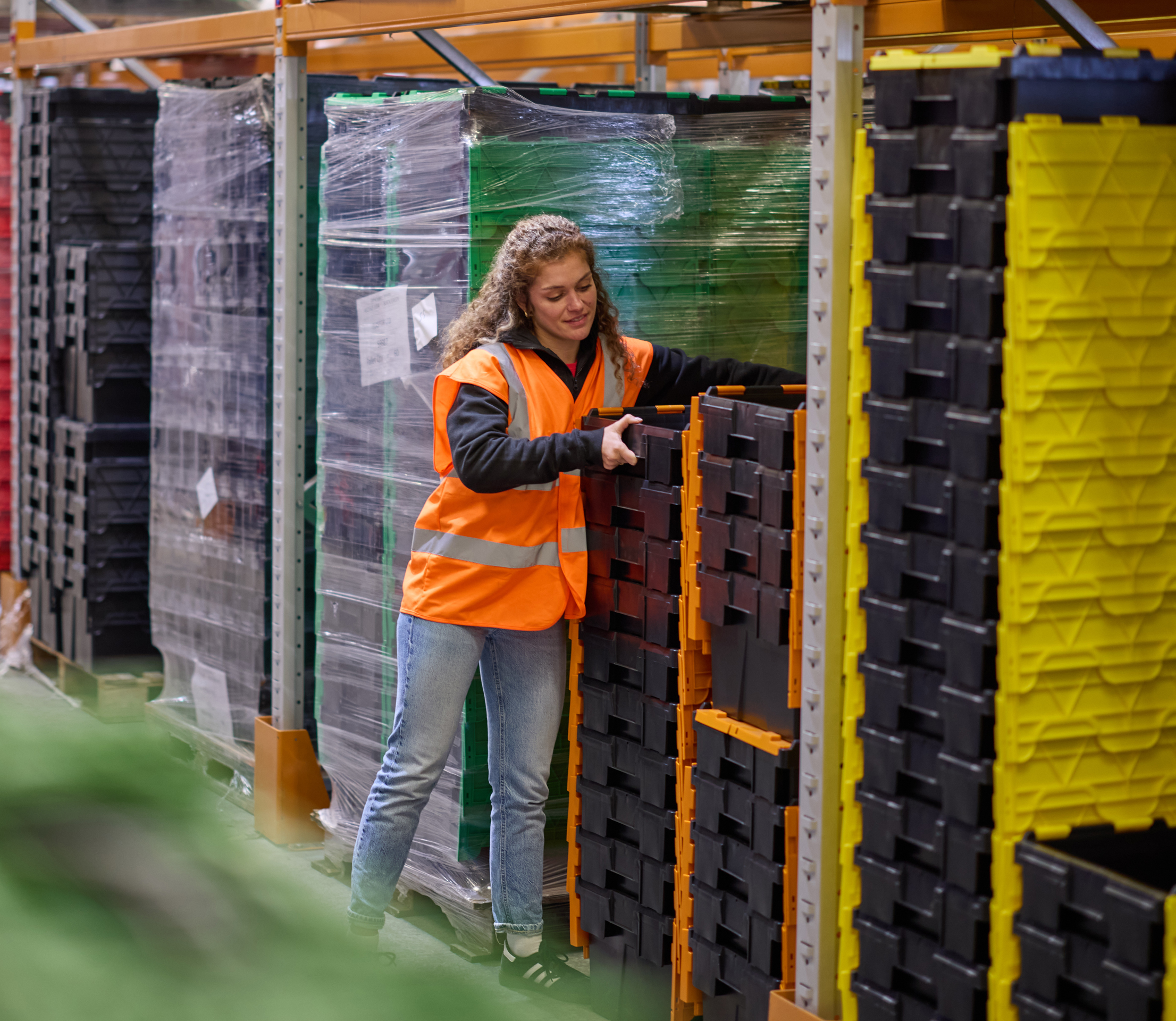 Plastic Storage Containers Improve Warehouse Efficiency